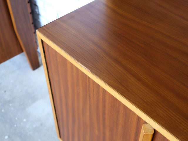Asymmetric 1950s Italian teak wall unit with slatted back and plywood shelves. Teak Regal, estantería teca, bibliothèque teck, libreria dogat