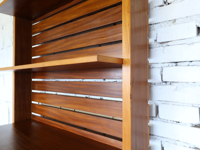 Asymmetric 1950s Italian teak wall unit with slatted back and plywood shelves. Teak Regal, estantería teca, bibliothèque teck, libreria dogat