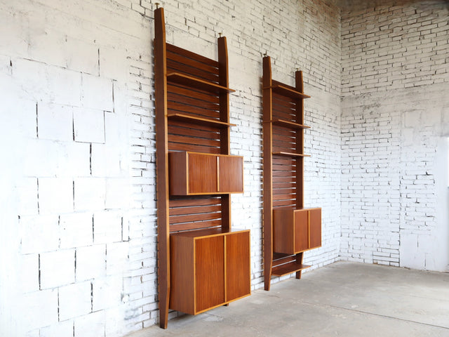 Asymmetric 1950s Italian teak wall unit with slatted back and plywood shelves. Teak Regal, estantería teca, bibliothèque teck, libreria dogat