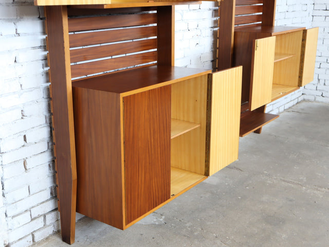 Asymmetric 1950s Italian teak wall unit with slatted back and plywood shelves. Teak Regal, estantería teca, bibliothèque teck, libreria dogat