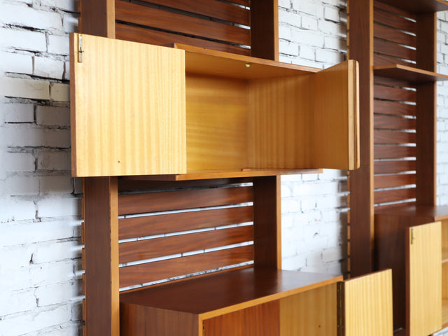 Asymmetric 1950s Italian teak wall unit with slatted back and plywood shelves. Teak Regal, estantería teca, bibliothèque teck, libreria dogat