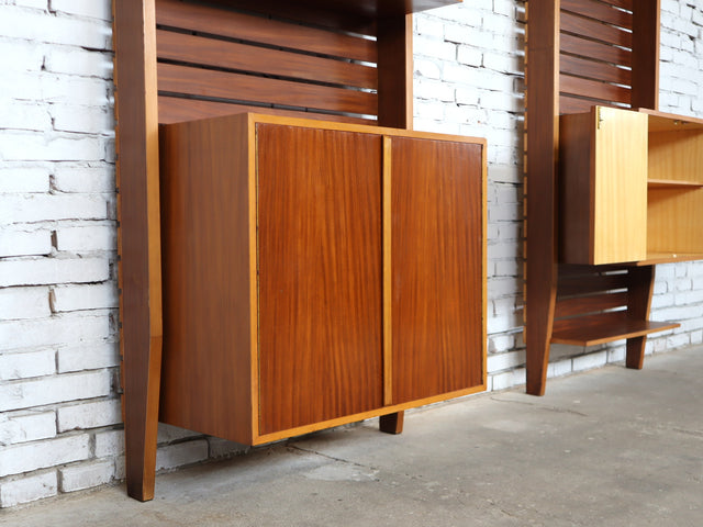 Asymmetric 1950s Italian teak wall unit with slatted back and plywood shelves. Teak Regal, estantería teca, bibliothèque teck, libreria dogat