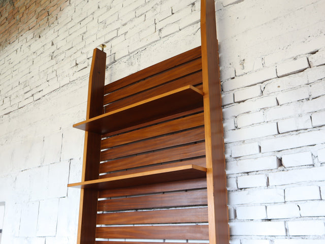 Asymmetric 1950s Italian teak wall unit with slatted back and plywood shelves. Teak Regal, estantería teca, bibliothèque teck, libreria dogat