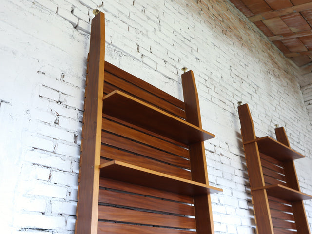 Asymmetric 1950s Italian teak wall unit with slatted back and plywood shelves. Teak Regal, estantería teca, bibliothèque teck, libreria dogat