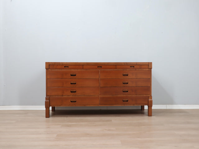 1970s Italian walnut multi-drawer credenza, recessed handles, solid wood feet. Mobile anni 70 noce massello. Buffet vintage en noyer. Sideboard Design.