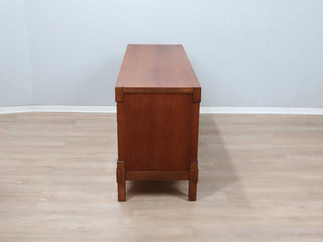 1970s Italian walnut multi-drawer credenza, recessed handles, solid wood feet. Mobile anni 70 noce massello. Buffet vintage en noyer. Sideboard Design.