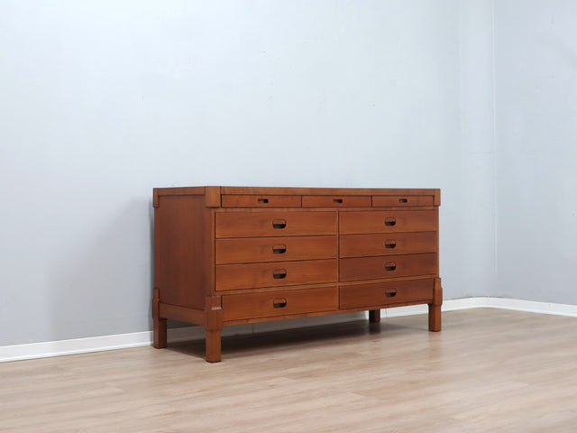 1970s Italian walnut multi-drawer credenza, recessed handles, solid wood feet. Mobile anni 70 noce massello. Buffet vintage en noyer. Sideboard Design.