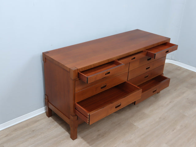 1970s Italian walnut multi-drawer credenza, recessed handles, solid wood feet. Mobile anni 70 noce massello. Buffet vintage en noyer. Sideboard Design.