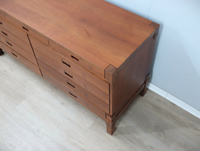1970s Italian walnut multi-drawer credenza, recessed handles, solid wood feet. Mobile anni 70 noce massello. Buffet vintage en noyer. Sideboard Design.