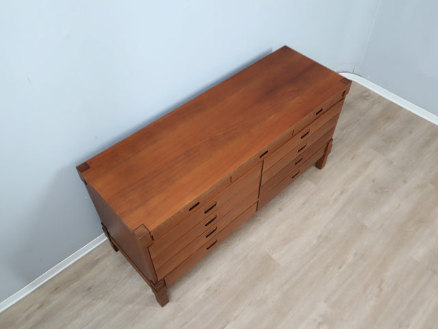 1970s Italian walnut multi-drawer credenza, recessed handles, solid wood feet. Mobile anni 70 noce massello. Buffet vintage en noyer. Sideboard Design.