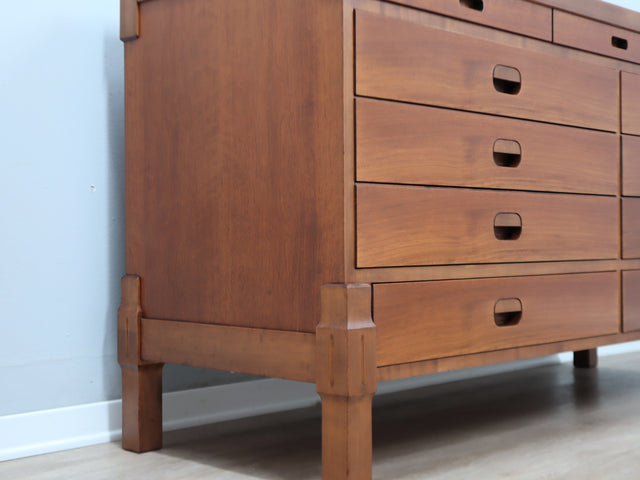 1970s Italian walnut multi-drawer credenza, recessed handles, solid wood feet. Mobile anni 70 noce massello. Buffet vintage en noyer. Sideboard Design.