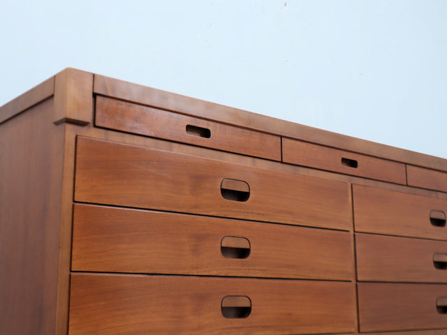 1970s Italian walnut multi-drawer credenza, recessed handles, solid wood feet. Mobile anni 70 noce massello. Buffet vintage en noyer. Sideboard Design.