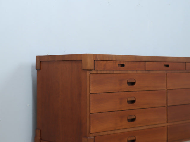 1970s Italian walnut multi-drawer credenza, recessed handles, solid wood feet. Mobile anni 70 noce massello. Buffet vintage en noyer. Sideboard Design.