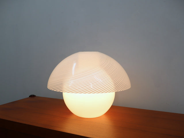 VeArt murano mushroom lamp: vetro incamiciato, 70s design. Lampe champignon vintage, handgefertigtes Glas. Lámpara de diseño italiano, ready to use.
