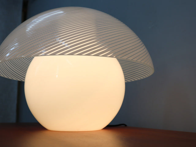 VeArt murano mushroom lamp: vetro incamiciato, 70s design. Lampe champignon vintage, handgefertigtes Glas. Lámpara de diseño italiano, ready to use.