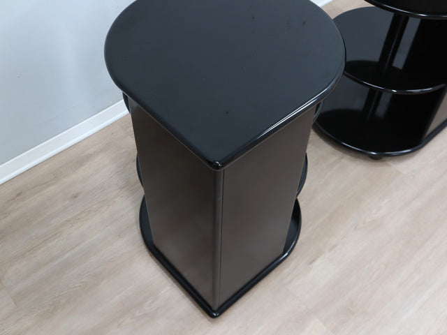 Pair of 1980s black lacquered nightstands with rotational ABS drawers. Nachttische Schwarz, mesitas negras, chevets noirs, comodini neri Takahama