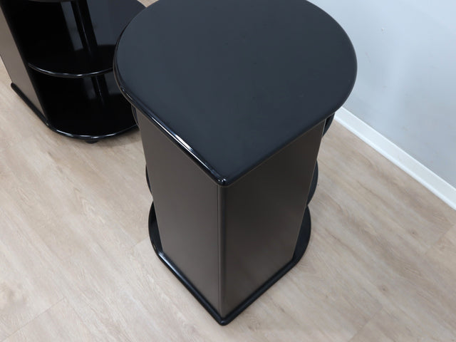 Pair of 1980s black lacquered nightstands with rotational ABS drawers. Nachttische Schwarz, mesitas negras, chevets noirs, comodini neri Takahama