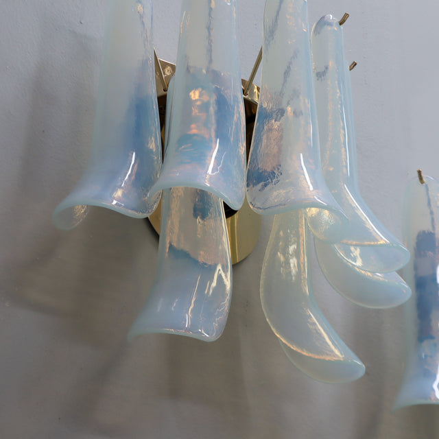 1980s La Murrina Murano opal glass petal wall sconces. Paire d'appliques verre de Murano La Murrina 80s. Paar La Murrina Muranoglas Wandleuchten 80er.
