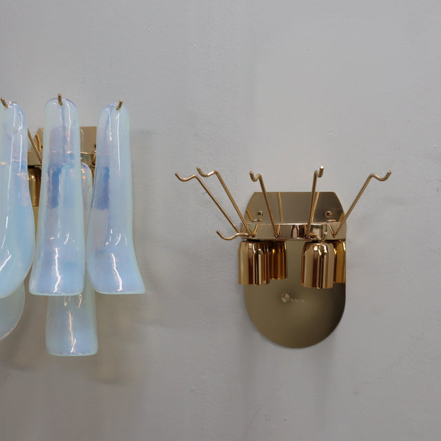 1980s La Murrina Murano opal glass petal wall sconces. Paire d'appliques verre de Murano La Murrina 80s. Paar La Murrina Muranoglas Wandleuchten 80er.