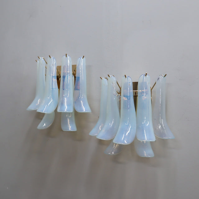 1980s La Murrina Murano opal glass petal wall sconces. Paire d'appliques verre de Murano La Murrina 80s. Paar La Murrina Muranoglas Wandleuchten 80er.