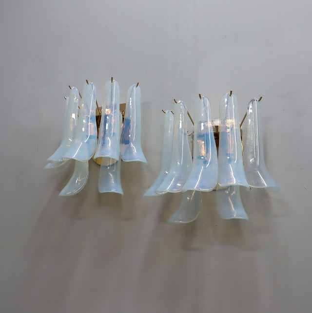 Pair of 1980s La Murrina Murano opal glass petal wall sconces with gold frame. Coppia applique vetro Murano La Murrina anni 80.