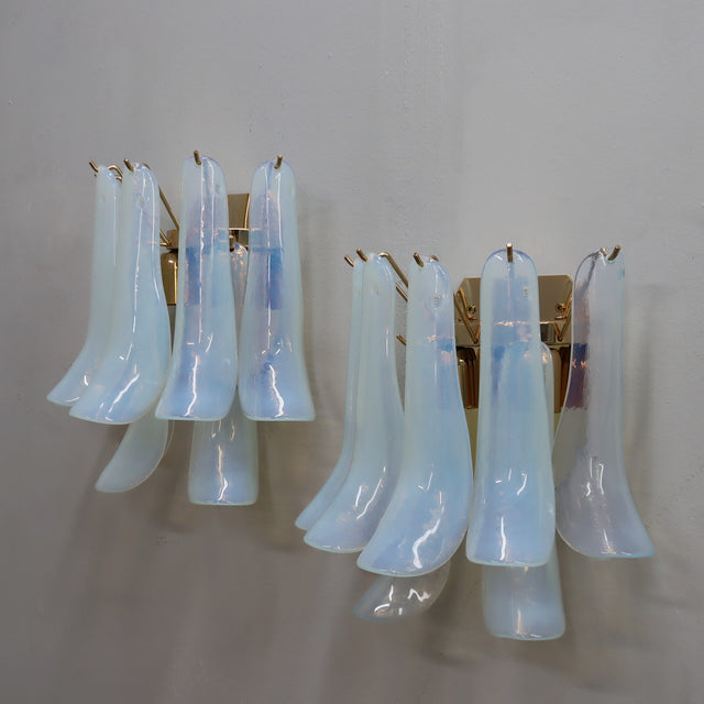 1980s La Murrina Murano opal glass petal wall sconces. Paire d'appliques verre de Murano La Murrina 80s. Paar La Murrina Muranoglas Wandleuchten 80er.