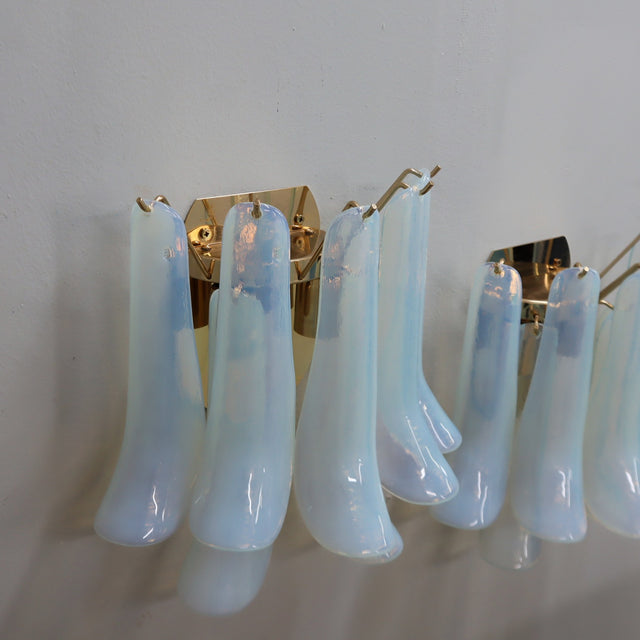 Pair of 1980s La Murrina Murano opal glass petal wall sconces with gold frame. Coppia applique vetro Murano La Murrina anni 80.