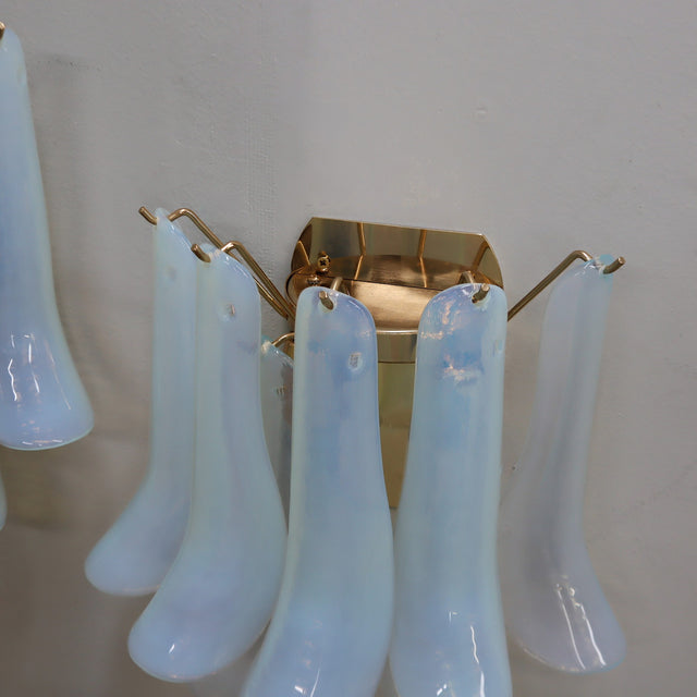 Pair of 1980s La Murrina Murano opal glass petal wall sconces with gold frame. Coppia applique vetro Murano La Murrina anni 80.