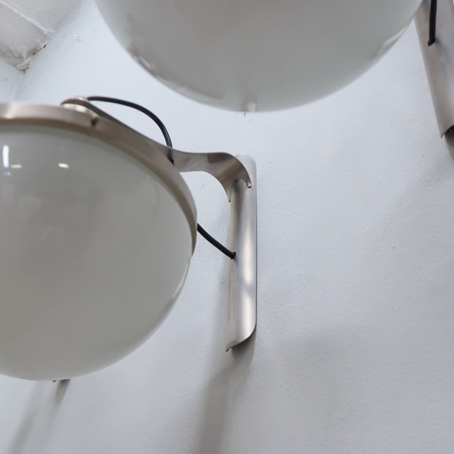 Set of 3 1960s Sergio Mazza "Pi" wall sconces for Artemide with brown lacquered caps and acid-etched glass. Appliques Sergio Mazza Artemide.