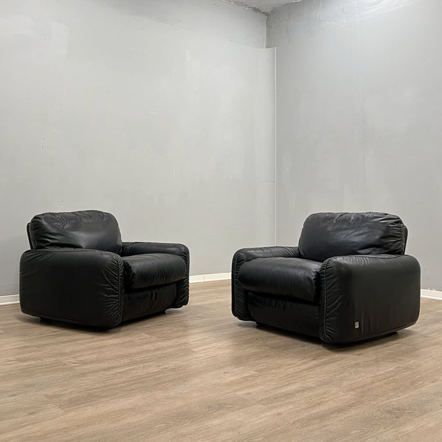 Pair of 1970s Italian Busnelli Piumotto black leather armchairs with original stamped ABS bases. Coppia poltrone Piumotto Busnelli in pelle nera.