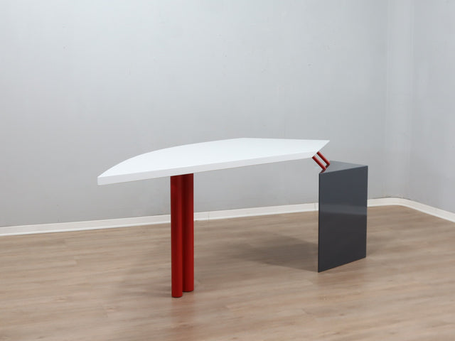 1980s Saporiti Post-Modern desk by Franco Corradini, sail-shaped white top, red metal legs. Scrivania vintage anni 80. Bureau Memphis design.