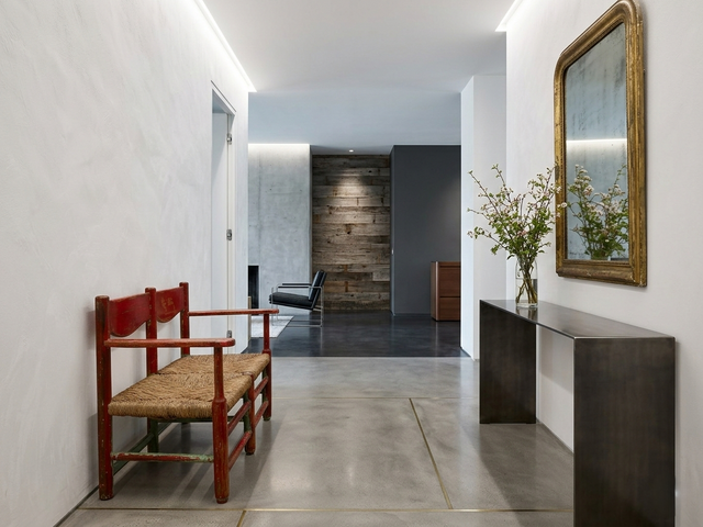 Antique rustic shabby chic settee with rush seat. Rote antike Shabby-Bank Binsensitz. Banc rustique paille. Panca rossa decappata paglia originale.