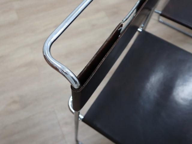 Close-up of the spring and hook tensioning mechanism on a Giovanni Carini Libellula chair for Planula. Dettaglio meccanismo tensione molle Libellula. Détail mécanisme de tension cuir. Detail Federspannmechanismus.