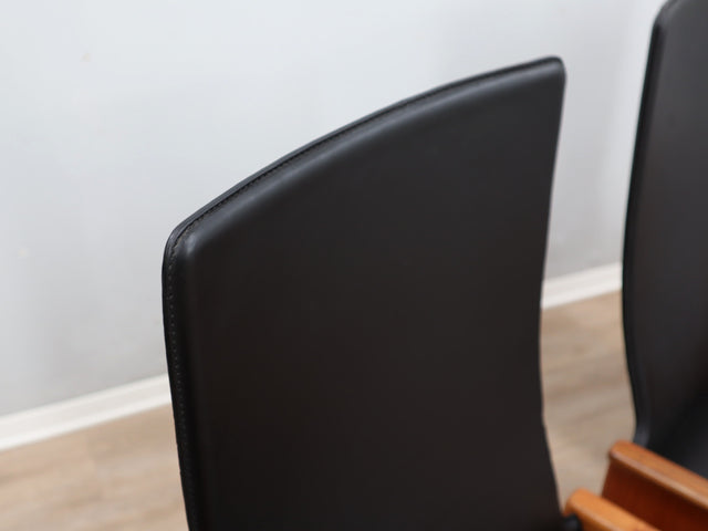 Segesta chairs Afra & Tobia Scarpa for Stildomus 1970s Walnut veneer wood fauteuils en cuir de créateur Designer-Holzstühle