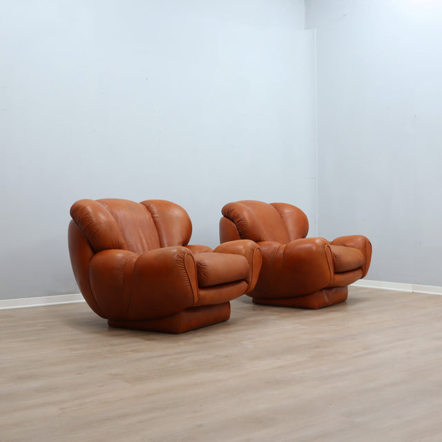 1970s Italian leather clamshell lounge armchairs. Paire de fauteuils coquille cuir 70s. Paar Italienische Muschel Ledersessel 1970er.