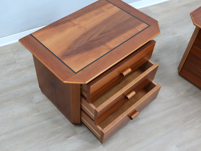 Pair of late 1970s solid walnut nightstands: coppia comodini legno massello anni 70, chevets vintage, Nachttische aus Massivholz, mesillas de diseño.