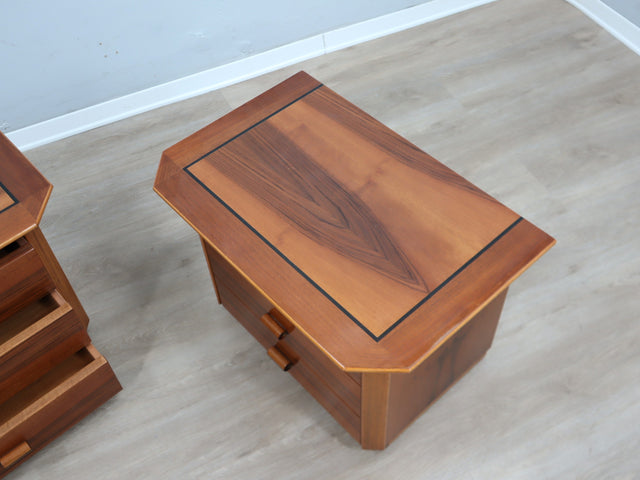 Pair of late 1970s solid walnut nightstands: coppia comodini legno massello anni 70, chevets vintage, Nachttische aus Massivholz, mesillas de diseño.