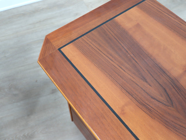 Pair of late 1970s solid walnut nightstands: coppia comodini legno massello anni 70, chevets vintage, Nachttische aus Massivholz, mesillas de diseño.