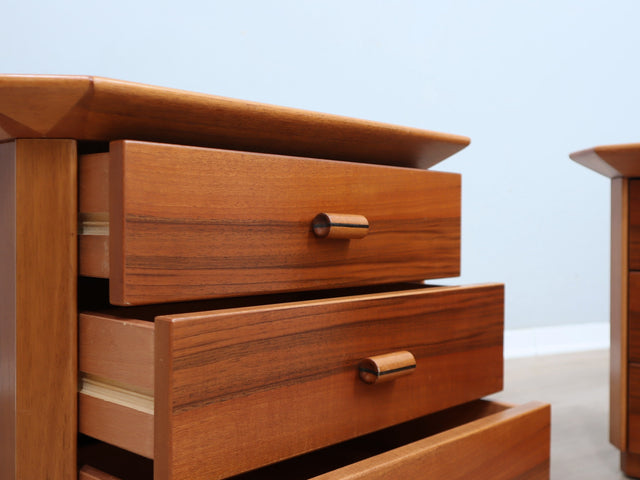 Pair of late 1970s solid walnut nightstands: coppia comodini legno massello anni 70, chevets vintage, Nachttische aus Massivholz, mesillas de diseño.