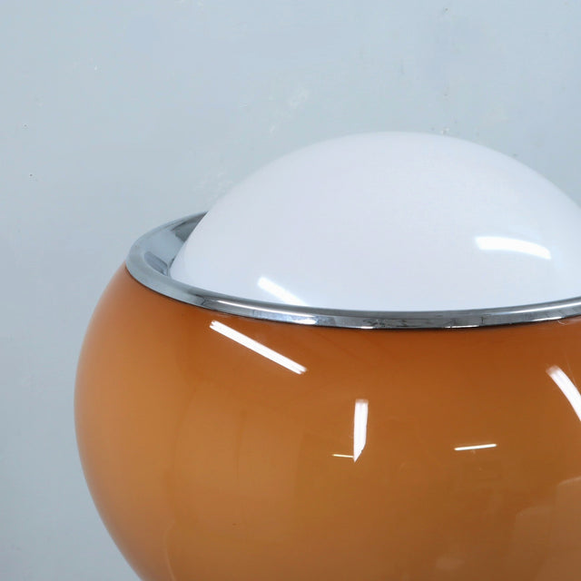 1960s Harvey Guzzini "Bud Grande" floor lamp for Meblo with amber perspex shade Lampadaire des années 60 en perspex ambre et chromée