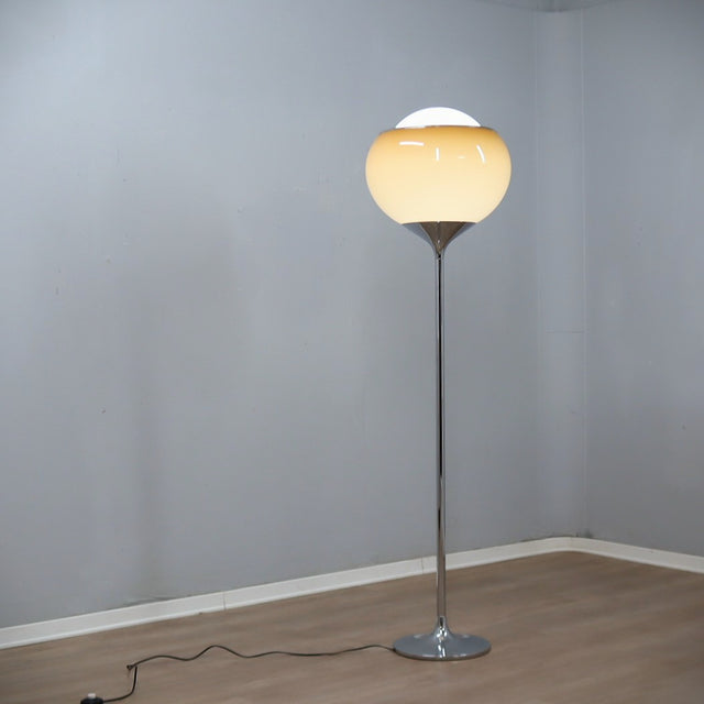 1960s Harvey Guzzini "Bud Grande" floor lamp for Meblo with amber perspex shade Lampadaire des années 60 en perspex ambre et chromée