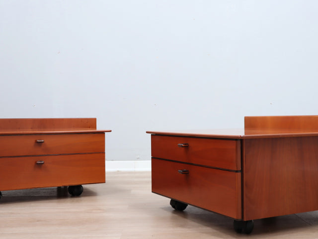 Stildomus walnut bedside tables 1970s – Italian mid-century design, tables de chevet vintage, Nachttische auf Rollen 70er Jahre.