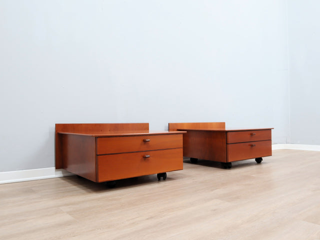 Stildomus walnut bedside tables 1970s – Italian mid-century design, tables de chevet vintage, Nachttische auf Rollen 70er Jahre.