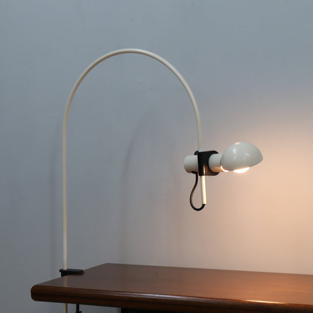 Authentic 1970s Raul Barbieri for Tronconi white arched desk clamp lamp. Italian Space Age design in excellent vintage condition. Shop rare lighting