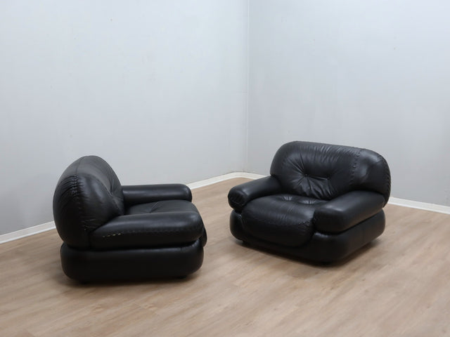 Pair of restored 1970s Mobil Girgi Sapporo armchairs in black leather. Coppia poltrone Sapporo Mobil Girgi pelle nera. Paire de fauteuils Sapporo cuir noir. Paar Sapporo Ledersessel.
