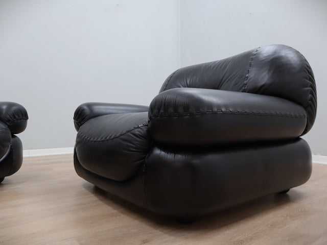 Pair of restored 1970s Mobil Girgi Sapporo armchairs in black leather. Coppia poltrone Sapporo Mobil Girgi pelle nera. Paire de fauteuils Sapporo cuir noir. Paar Sapporo Ledersessel.
