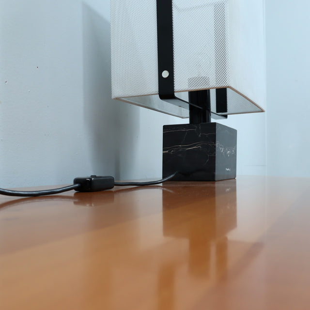 Late 1970s Lamperti table lamp with black Marquina marble base & metal mesh shade. Lampada da tavolo Lamperti marmo nero Marquinia anni 70.