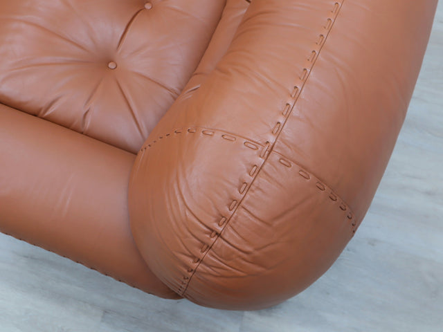 Coppia poltrone Sapporo Mobil Girgi 1970s, cognac leather armchairs, italienische Ledersessel, fauteuils cuir vintage, sillones cuero diseño italiano.