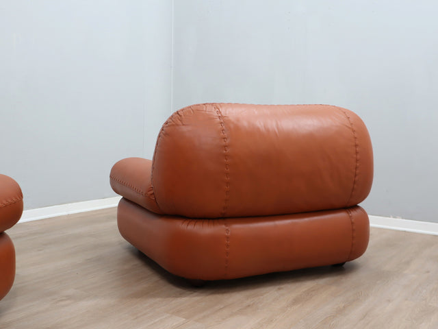 Coppia poltrone Sapporo Mobil Girgi 1970s, cognac leather armchairs, italienische Ledersessel, fauteuils cuir vintage, sillones cuero diseño italiano.