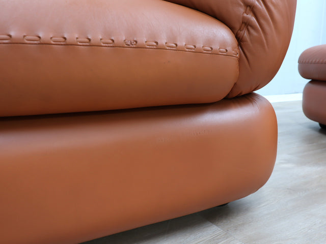 Coppia poltrone Sapporo Mobil Girgi 1970s, cognac leather armchairs, italienische Ledersessel, fauteuils cuir vintage, sillones cuero diseño italiano.